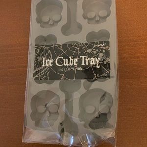 🤩 3 for $8:  Skull & bones ice cube tray